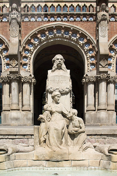Statue von Pau Gil  Hospital de la Santa Creu i Sant Pau  Unesco Weltkulturerbe  Luis DomÈnech y Montaner Architekt  Eixample Viertel  Barcelona  Katalonien  Spanien