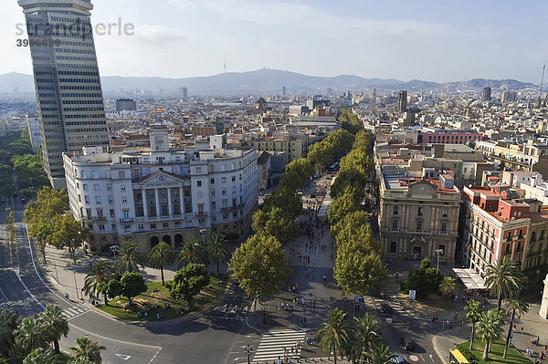 Aussicht über den Platz Portal de la Pau und die Ramblas  Barcelona  Katalonien  Spanien