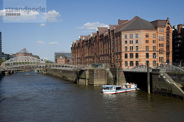 Lagerhäuser am Fleet in der Speicherstadt  Touristenboot  Hamburg  Deutschland  Europa