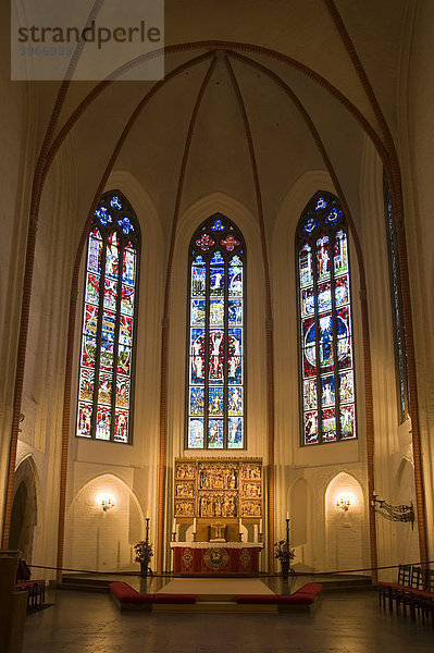Hauptkirche St. Jacobi  Chorfenster von Charles Crodel mit St. Trinitatis Altar  Hamburg  Deutschland  Europa