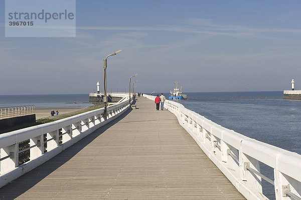 Hafenmole  Nieuwpoort  belgische Nordseeküste  Belgien  Europa