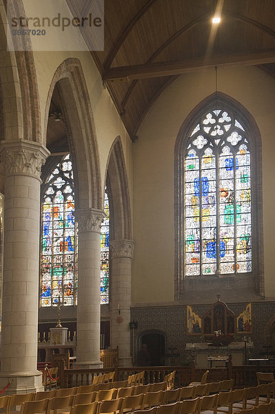 Mittelschiff und bunte Kirchenfenster  Kirche Onze Lieve Vrouwekerk  Nieuwpoort  Belgien  Europa