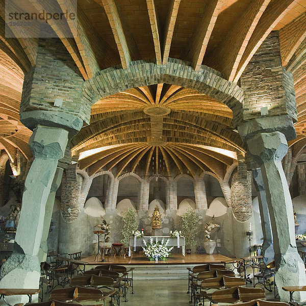 Unfertige Kirche von Colonia Güell  Krypta Innenansicht  Antonio Gaudi Architekt  Unesco Weltkulturerbe  Santa Coloma de Cervello  Barcelona  Katalonien  Spanien  Europa