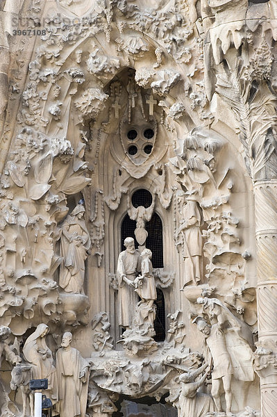 Skulpturen der Geburtsfassade  La Sagrada FamÌlia oder Sühnekirche der Heiligen Familie  Unesco Weltkulturerbe  Barcelona  Katalonien  Spanien  Europa