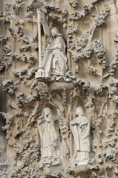 Skulpturen der Geburtsfassade  La Sagrada FamÌlia oder Sühnekirche der Heiligen Familie  Unesco Weltkulturerbe  Barcelona  Katalonien  Spanien  Europa