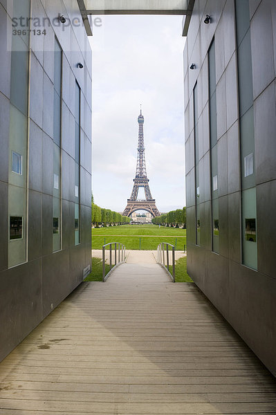 Eiffelturm und die Mur de la Paix  Friedensmauer  Skulptur von Clara Halter auf dem Champ de Mars  Paris  Frankreich  Europa