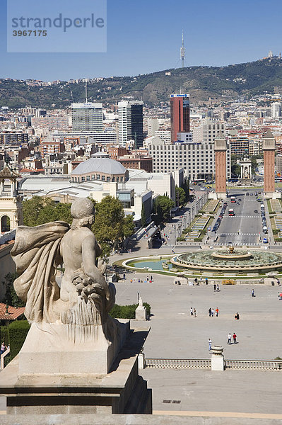 Aussicht vom MNAC oder Palau Nacional auf die Avinguda de la Reina Maria Cristina und den Plaza d'Espanya  Barcelona  Katalonien  Spanien  Europa