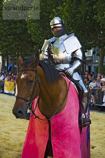 Ritter auf Pferd  Mittelalterliches Ritterturnier am Sablon Markt  Brüssel  Belgien  Europa