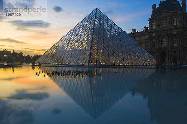 Glaspyramide des Louvre bei Sonnenuntergang  Paris  Frankreich  Europe