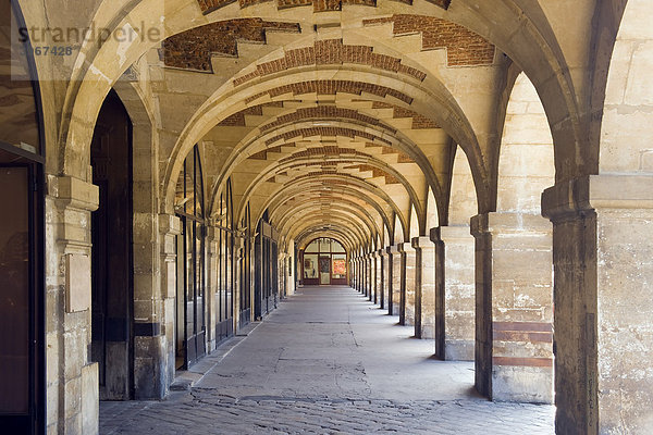 Schattige Arkaden  Place des Vosges  Le Marais Viertel  Paris  Frankreich  Europa