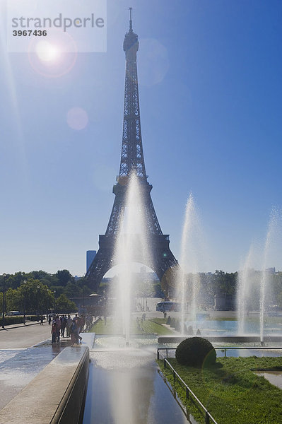 Eiffel-Turm und die Fontäne des Trocadero Gartens  Paris  Frankreich  Europa