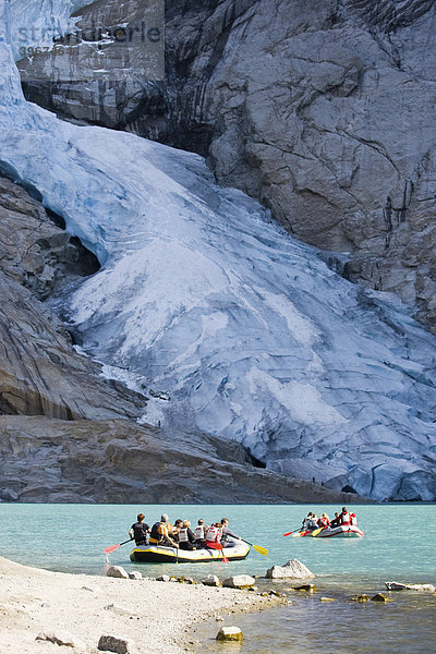 Schlauchboottour auf dem Gletschersee vor dem Briksdalsbreen-Gletscher  Norwegen  Skandinavien  Europa