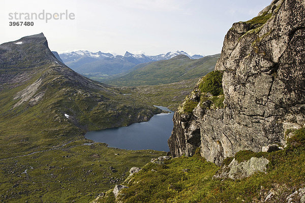 Spitze Berge  Bergsee  Felsen  Ausblick  Norwegen  Skandinavien  Europa