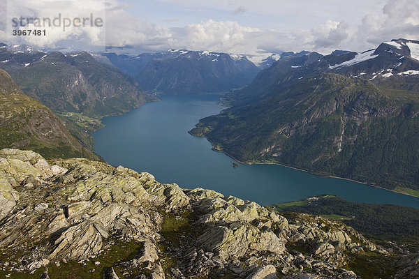 Blick vom Berggipfel auf den See Stryn  Strynvatnet  Norwegen  Skandinavien  Europa