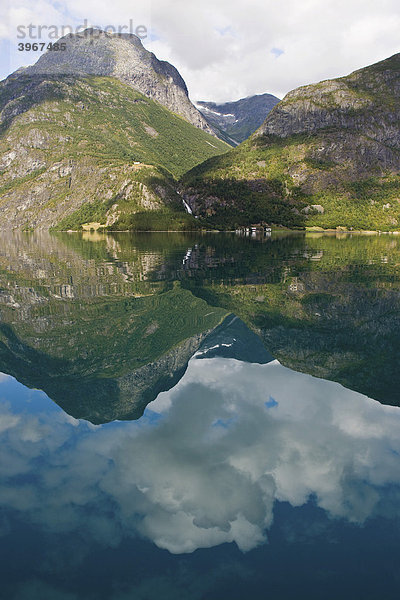See Stryn  Strynvatnet  Berge  Reflexion im Wasser  Norwegen  Skandinavien  Europa