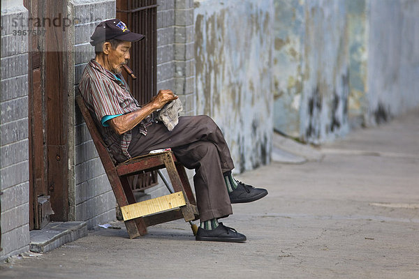 Mann mit Zigarre  Manzanillo  Provinz Granma  Kuba