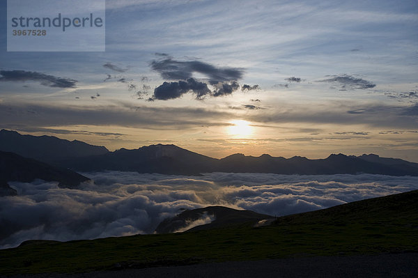 Wolkenmeer in den Pyrenäen  Col d'Aubisque  Aquitaine  Frankreich  Europa