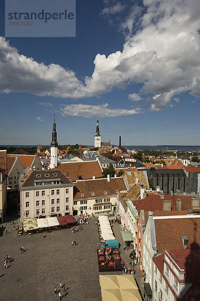 Rathausplatz und Stadtübersicht vom Rathausturm  Raekoja plats  Tallinn  Estland  Baltikum