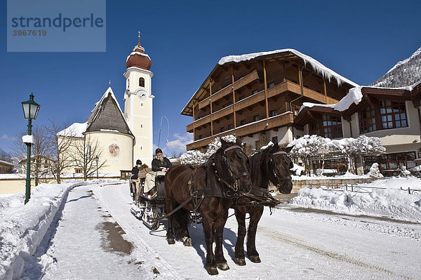 Pferdekutsche vor Kirche und Posthotel  Achenkirch  Tirol  Österreich