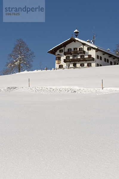 Bauernhof in winterlicher Landschaft  Achenkirch  Tirol  Österreich
