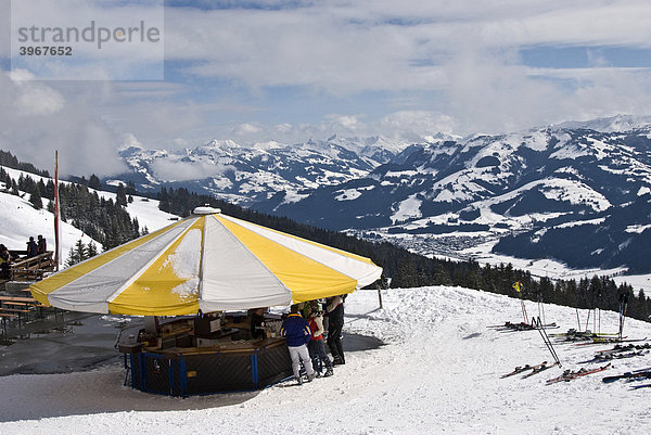 Schneebar mit Sonnenschirm  Skiwelt Wilder Kaiser mit Blick auf Loferer Steinberge und Leoganger Berge  Tirol  Österreich