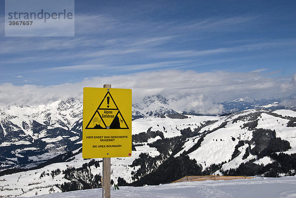 Warnschild Alpine Gefahren und Winterlandschaft