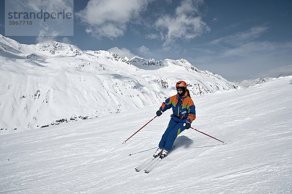 Skifahrerin mit Helm  Obergurgl  Hochgurgl  Ötztal  Tirol  Österreich