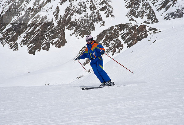 Skifahrerin mit Helm auf Piste  Obergurgl  Hochgurgl  Ötztal  Tirol  Österreich