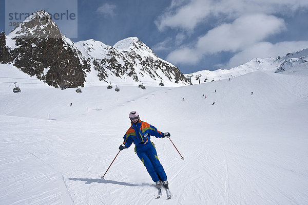Skifahrerin mit Helm auf Piste mit Schermerspitze  Obergurgl  Hochgurgl  Ötztal  Tirol  Österreich