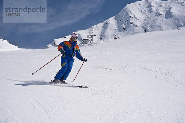 Skifahrerin mit Helm auf Piste  Obergurgl  Hochgurgl  Ötztal  Tirol  Österreich