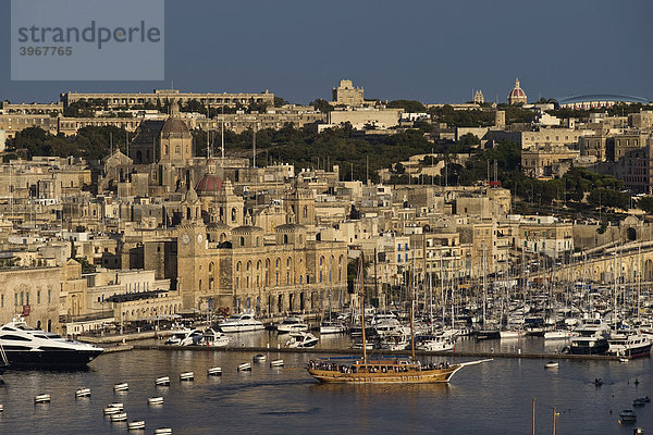 The three cities von La Valletta mit Grand Harbour  Malta