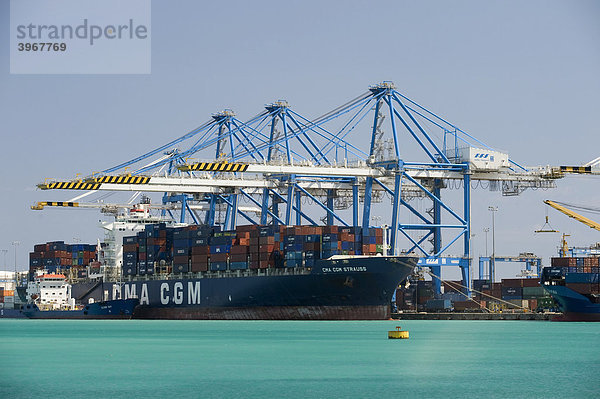 Containerhafen mit Frachtschiff  Malta