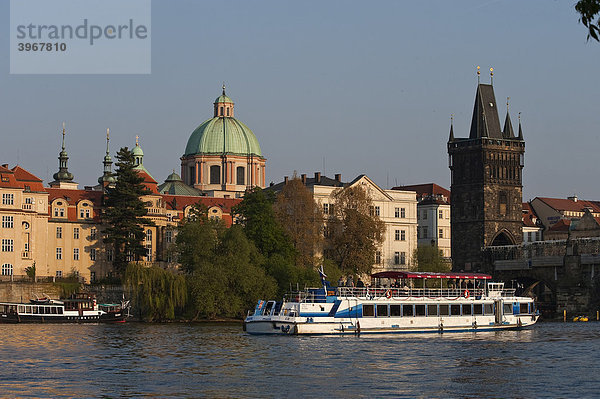 Stadtansicht mit Moldau und Karlsbrücke und St. Franziskus  Prag  Tschechische Republik  Europa