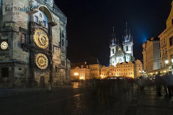 Astronomische Uhr und Teynkirche am Marienplatz  Staromestske Namesti  Prag  Tschechische Republik  Europa