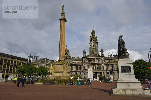 George Square mit Rathaus  Glasgow  Schottland  Vereinigtes Königreich  Europa