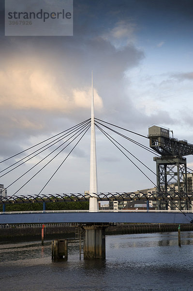 Bell Bridge Brücke  Clyde  Glasgow  Schottland  Vereinigtes Königreich  Europa