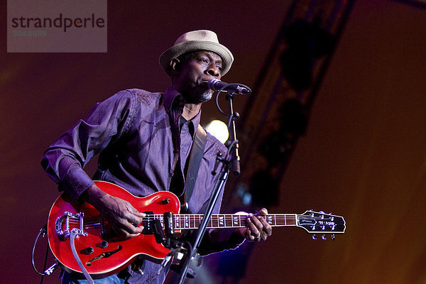 Keb' Mo'  US-amerikanischer Blues-Sänger  Gitarrist und Songschreiber live beim Blue Balls Festival im KKL Luzern  Schweiz