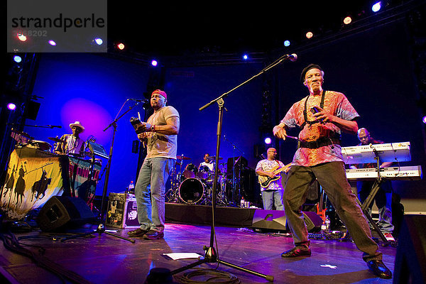 Die US-Band The Neville Brothers live beim Blue Balls Festival im Luzerner Saal des KKL Luzern  Schweiz