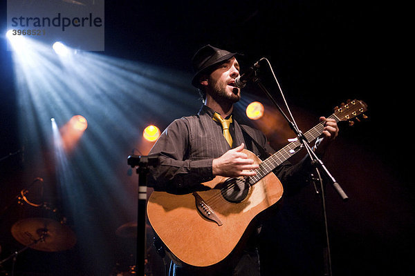 Der britische Singer und Songwriter Charlie Winston live mit Band in der Schüür Luzern  Schweiz