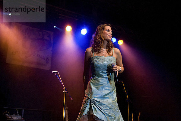 Yasmine-MÈlanie  Schweizer Schlager-und Volksmusiksängerin  Gewinnerin des STADL-STERN beim SILVESTERSTADL 2008  live beim Musigstadel in der Horwerhalle  Horw  Luzern  Schweiz