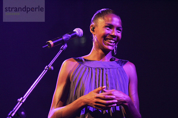 Ayo ist eine in Deutschland geborene Soul-Sängerin  hier live beim Blue Balls Festival im Konzertsaal des KKL Luzern  Schweiz