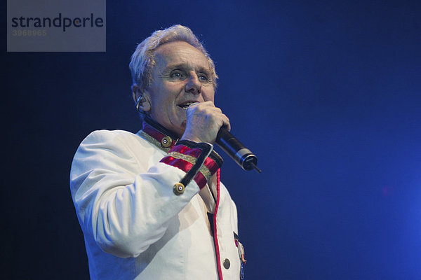 Klaus Eberhartinger  Sänger und Frontman der österreichischen Popband Erste Allgemeine Verunsicherung live im Luzerner Saal des KKL Luzern  Schweiz