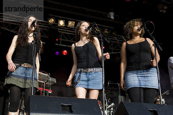 3 Background-Sängerinnen  Band des Schweizer Reggaesängers Phenomden live beim Soundcheck  Open Air Festival in Sempach-Neuenkirch  Schweiz  Europa