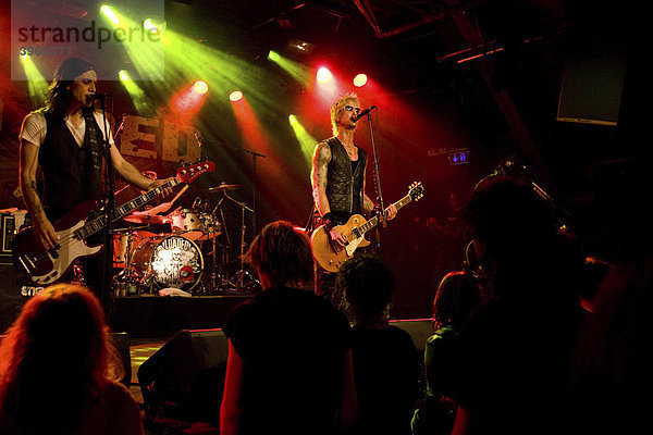 Der US-Musiker Duff McKagan  Ex-Gitarrist von Guns N' Roses  live mit seiner Band Loaded in der Schüür Luzern  Schweiz