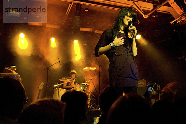 Die deutsche Sängerin Jennifer Weist alias Jennifer Rostock live mit Band in der Schüür Luzern  Schweiz  Europa