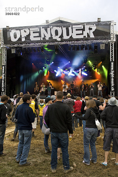Festivalbesucher vor Hauptbühne beim Openquer in Zell  Schweiz