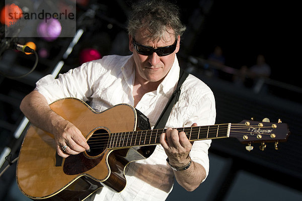 Der irische Singer und Songwriter Alan Burke live beim Blue Balls Festival vor dem KKL Plaza in Luzern  Schweiz