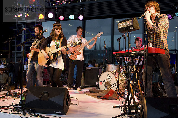 Die britische Popband Ellen and The Escapades live beim Blue Balls Festival vor dem KKL Plaza in Luzern  Schweiz
