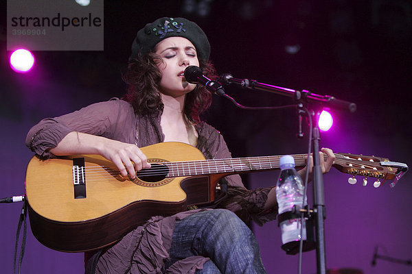 Die britische Sängerin und Musikerin Katie Melua live beim Open Air Live at Sunset im Hof des Landesmuseum Zürich  Schweiz