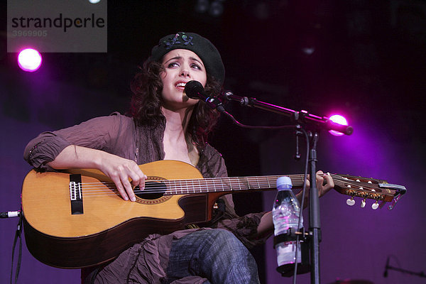Die britische Sängerin und Musikerin Katie Melua live beim Open Air Live at Sunset im Hof des Landesmuseum Zürich  Schweiz